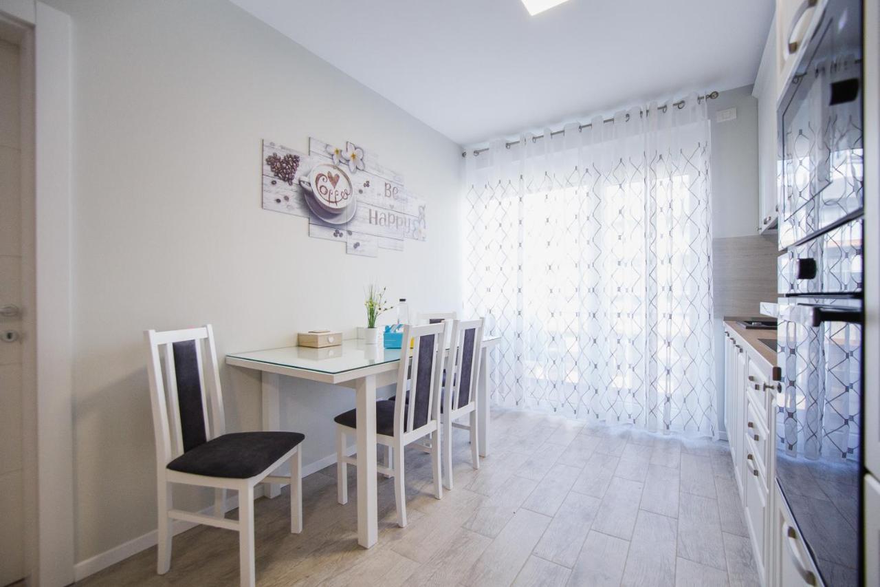 Retreat To A Stylish Home At West Residence Oradea Eksteriør bilde