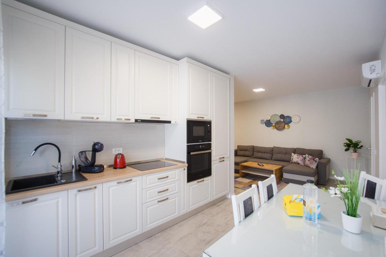 Retreat To A Stylish Home At West Residence Oradea Eksteriør bilde