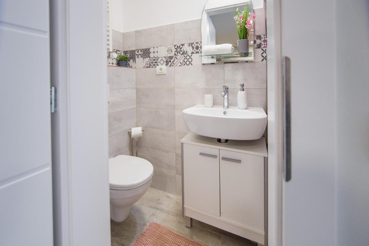 Retreat To A Stylish Home At West Residence Oradea Eksteriør bilde