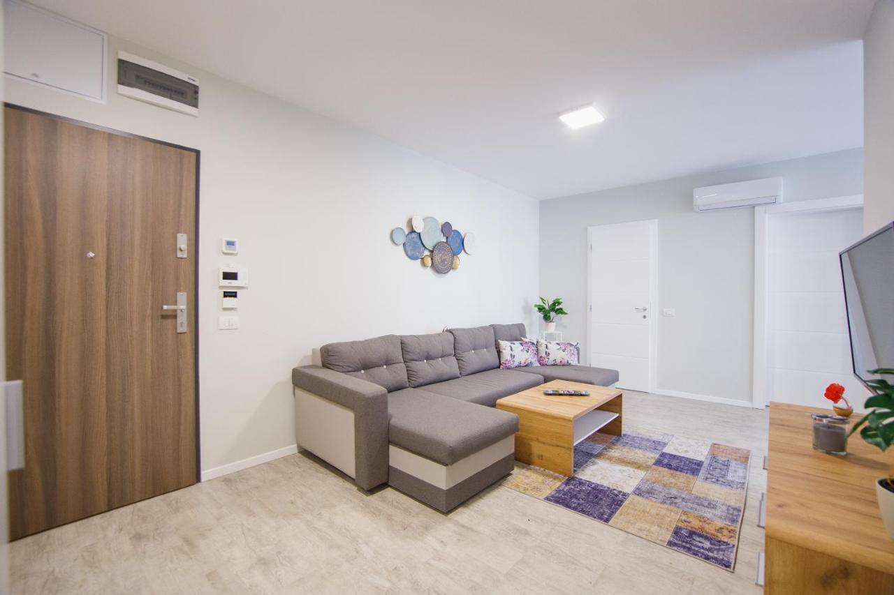 Retreat To A Stylish Home At West Residence Oradea Eksteriør bilde