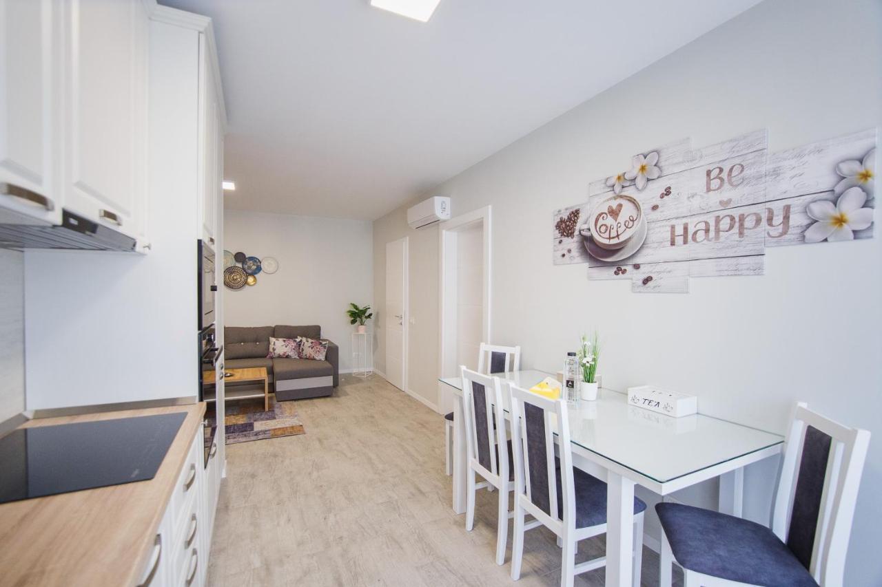 Retreat To A Stylish Home At West Residence Oradea Eksteriør bilde
